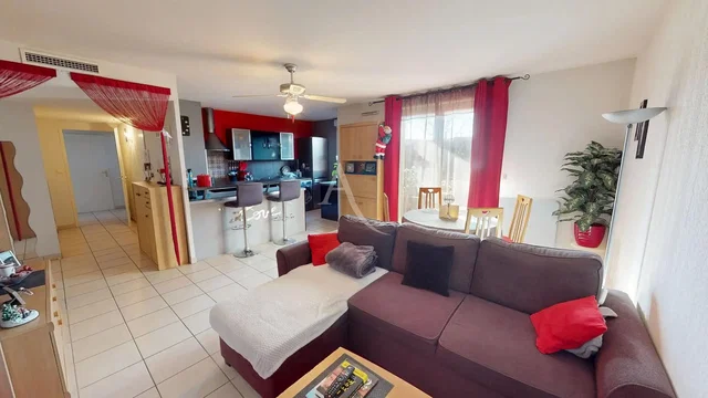 Дневна соба; дрвени под, природно светло, модерни стил, високи плафони