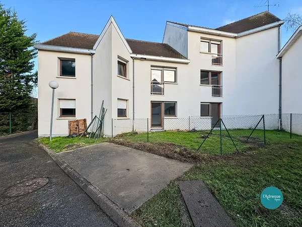 Oturma odası; ahşap zemin, doğal ışık, modern stil, yüksek tavan