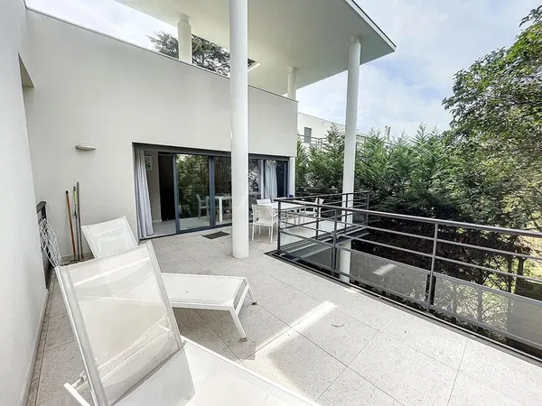 Sala de estar; chão de madeira, luz natural, estilo moderno, teto alto