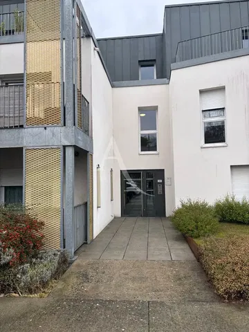 Obývačka; drevená podlaha, prirodzené svetlo, moderný štýl, vysoké stropy