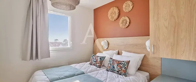 Кухиња; кухињски апарати, дрвени под, природно светло, модерни стил, реновиран