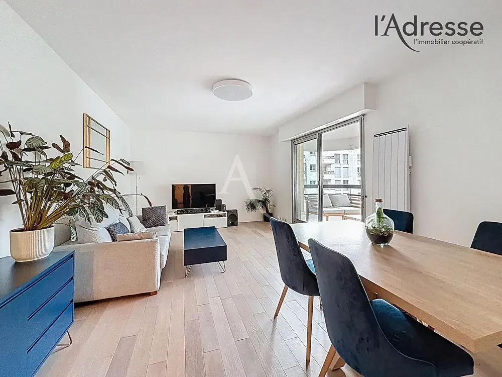 Wohnzimmer; holzboden, tageslicht, moderner stil, hohe decken