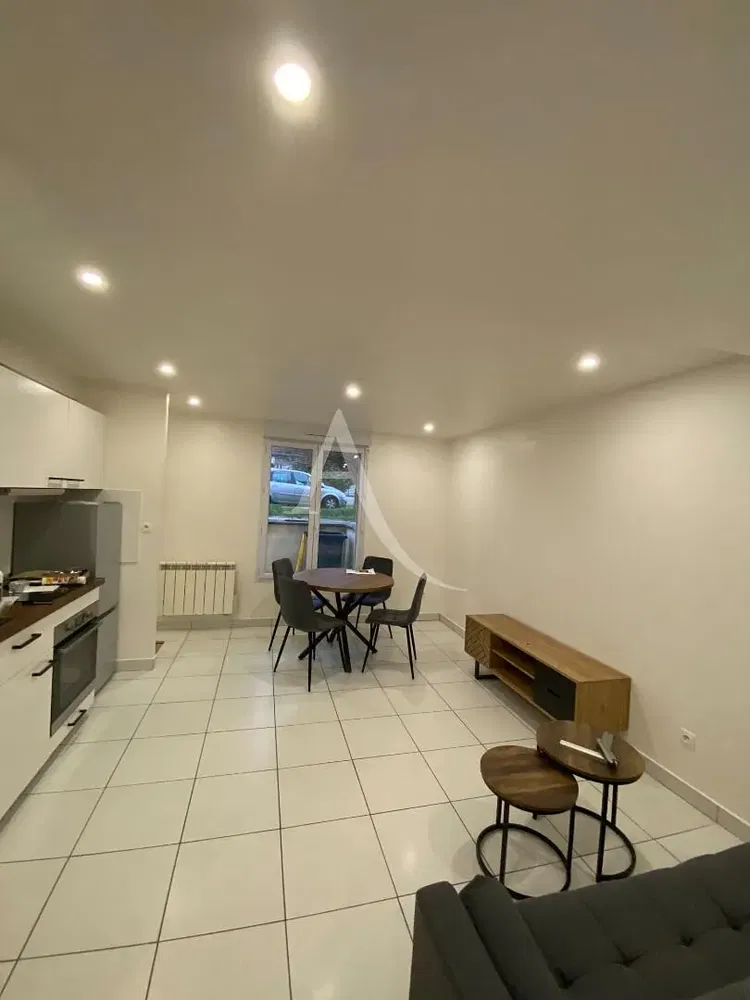 Kuhinja; kuhinjski aparati, drveni pod, prirodno svjetlo, moderni stil, renoviran