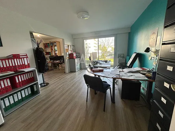 Σαλόνι; ξύλινο πάτωμα, φυσικό φως, μοντέρνο στυλ, ψηλά ταβάνια