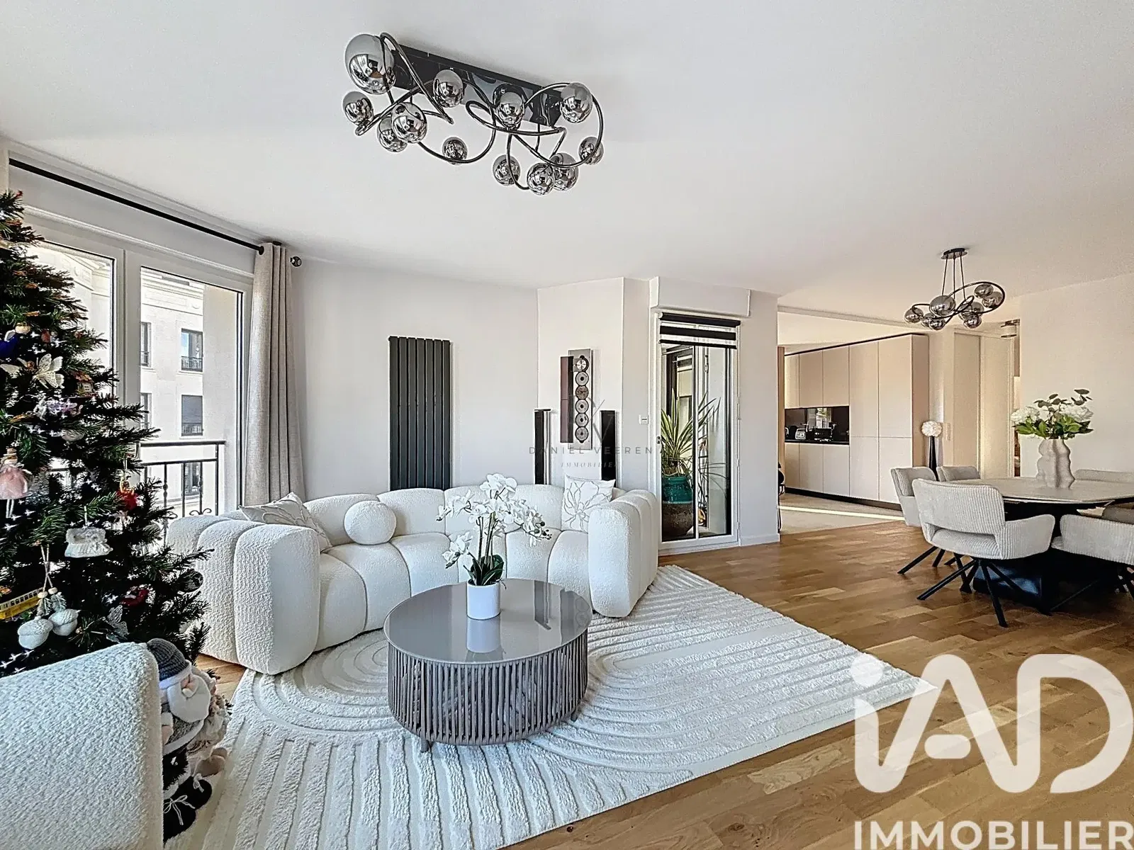 Cucina; elettrodomestici, pavimento in legno, luce naturale, stile moderno, ristrutturato