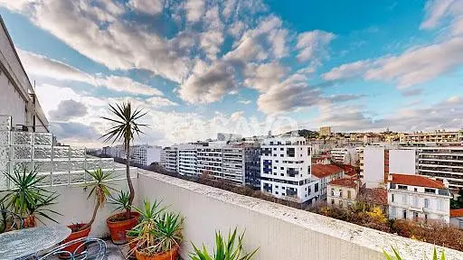 Living room; wood floor, natural light, modern style, high ceiling