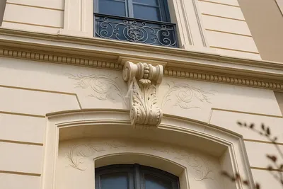 Living room; wood floor, natural light, modern style, high ceiling
