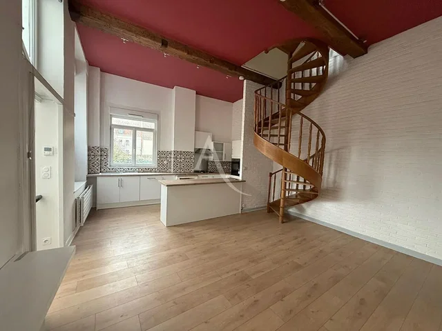 Soggiorno; pavimento in legno, luce naturale, stile moderno, soffitti alti