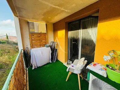 Woonkamer; houten vloer, natuurlijk licht, moderne stijl, hoge plafonds