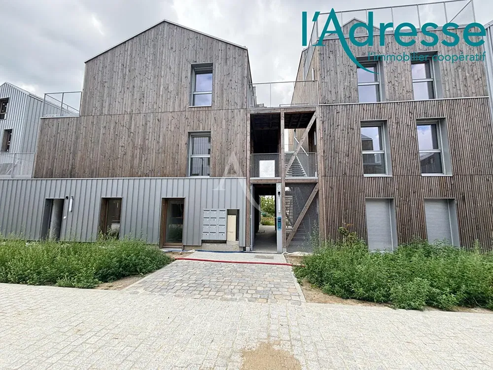 Wohnzimmer; holzboden, tageslicht, moderner stil, hohe decken