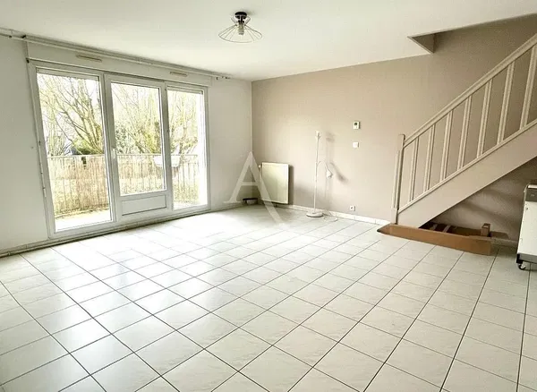 Dnevna soba; drveni pod, prirodno svjetlo, moderni stil, visoki plafoni