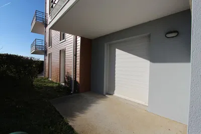 Living room; wood floor, natural light, modern style, high ceiling
