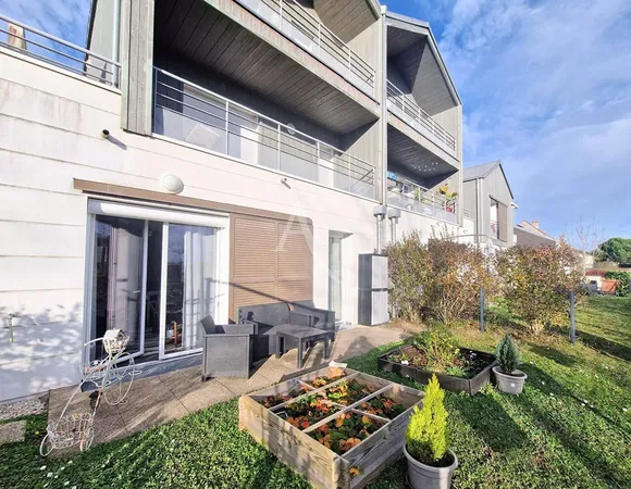 Dnevna soba; drveni pod, prirodno svjetlo, moderni stil, visoki plafoni