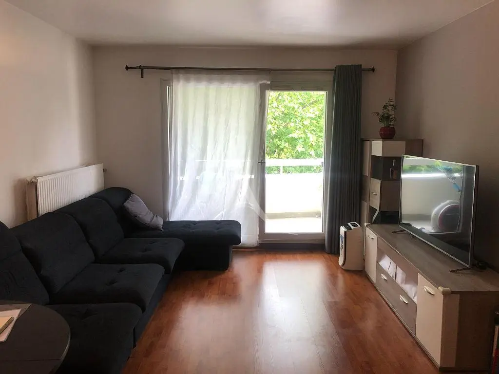 Dnevna soba; drveni pod, prirodno svjetlo, moderni stil, visoki plafoni