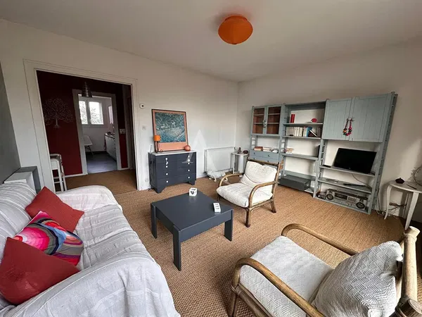 Σαλόνι; ξύλινο πάτωμα, φυσικό φως, μοντέρνο στυλ, ψηλά ταβάνια