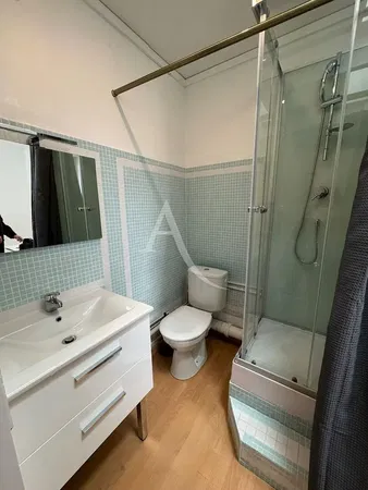 Dnevna soba; drveni pod, prirodno svjetlo, moderni stil, visoki plafoni