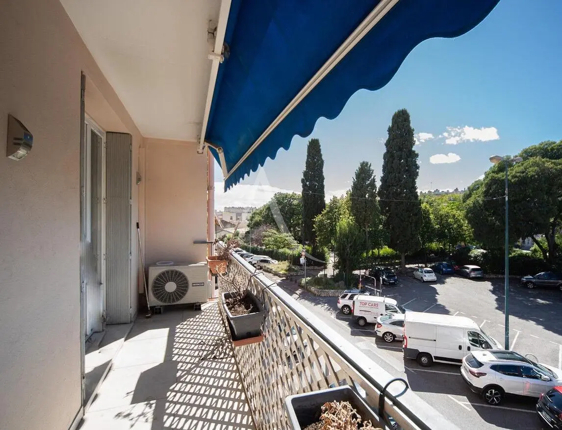 Σαλόνι; ξύλινο πάτωμα, φυσικό φως, μοντέρνο στυλ, ψηλά ταβάνια