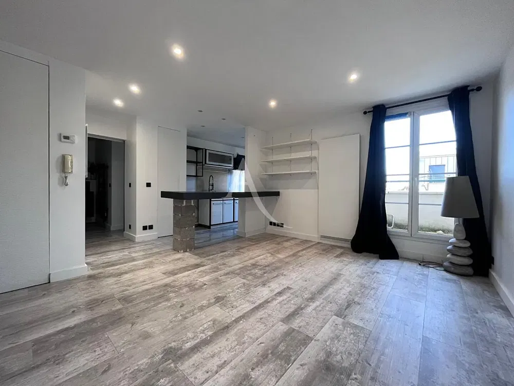 Oturma odası; ahşap zemin, doğal ışık, modern stil, yüksek tavan