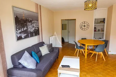 Dnevna soba; drveni pod, prirodno svjetlo, moderni stil, visoki plafoni