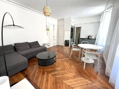 Salon; parquet, lumière naturelle, style moderne, hauteur sous plafond