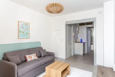 Kuhinja; kuhinjski aparati, pločice, prirodno svjetlo, moderni stil, renoviran