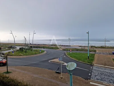 Salon; podłoga drewniana, światło dzienne, styl nowoczesny, wysokie sufity