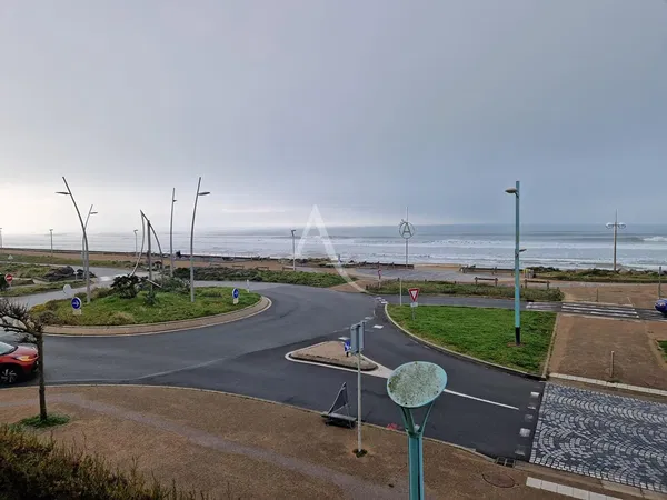 Salon; podłoga drewniana, światło dzienne, styl nowoczesny, wysokie sufity