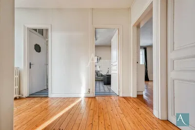 Kuhinja; kuhinjski aparati, drveni pod, prirodno svjetlo, moderni stil, renoviran