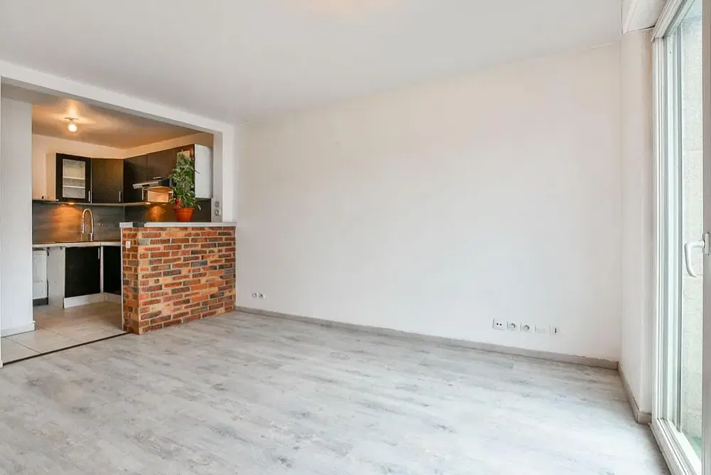 Dnevna soba; drveni pod, prirodno svjetlo, moderni stil, visoki plafoni