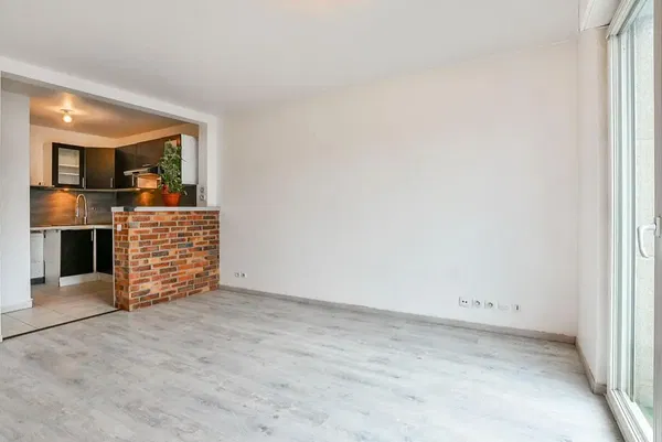 Dnevna soba; drveni pod, prirodno svjetlo, moderni stil, visoki plafoni