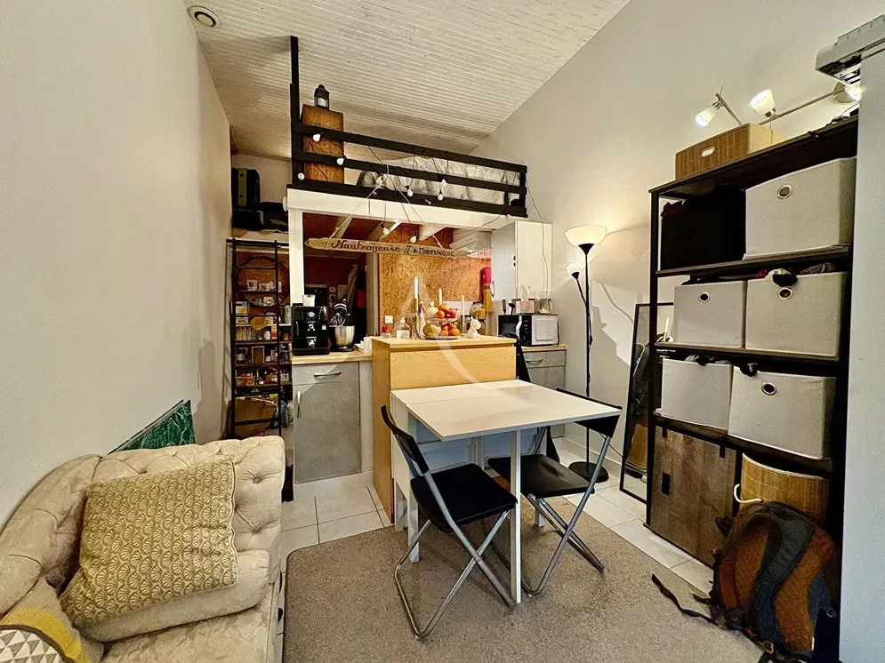 Salon; parquet, lumière naturelle, style moderne, hauteur sous plafond