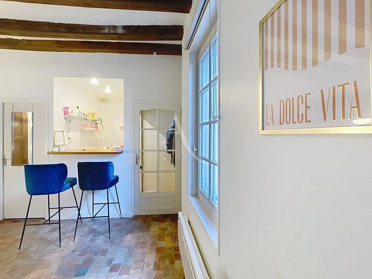 Кухня; кухненски уреди, дървен под, естествена светлина, модерен стил, ремонтиран