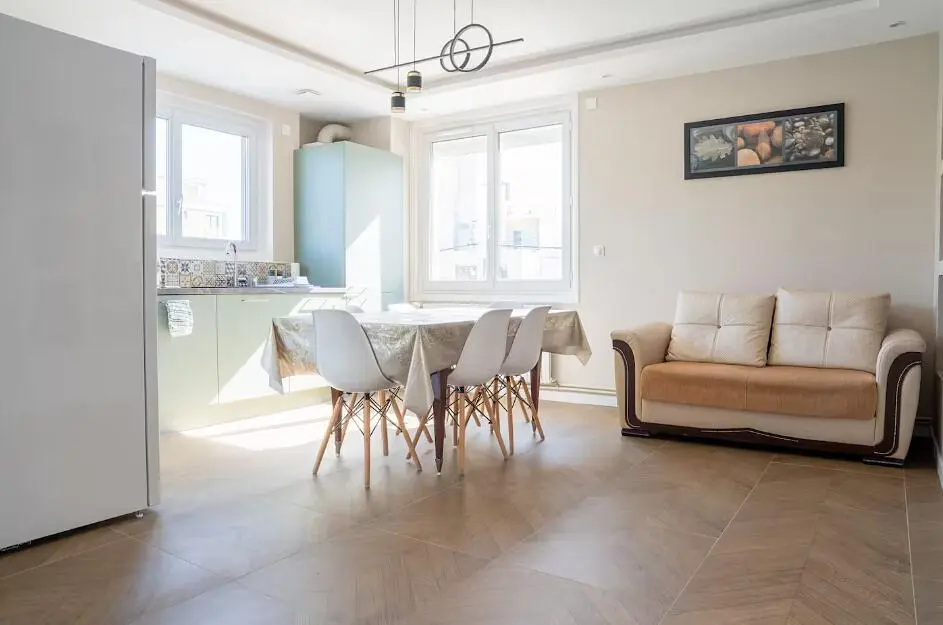 Wohnzimmer; holzboden, tageslicht, moderner stil, hohe decken