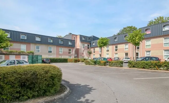 Dnevna soba; drveni pod, prirodno svjetlo, moderni stil, visoki plafoni