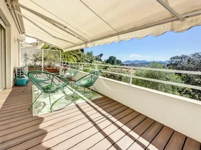 Κουζίνα; συσκευές κουζίνας, ξύλινο πάτωμα, φυσικό φως, μοντέρνο στυλ, ανακαινισμένο