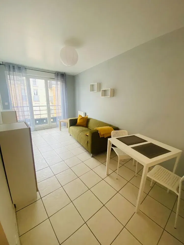 Oturma odası; ahşap zemin, doğal ışık, modern stil, yüksek tavan