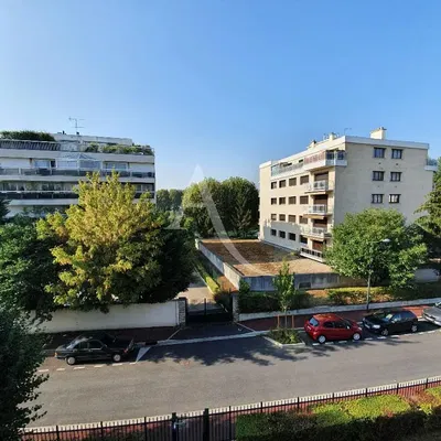 Хол; дървен под, естествена светлина, модерен стил, високи тавани