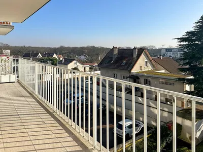 Хол; дървен под, естествена светлина, модерен стил, високи тавани