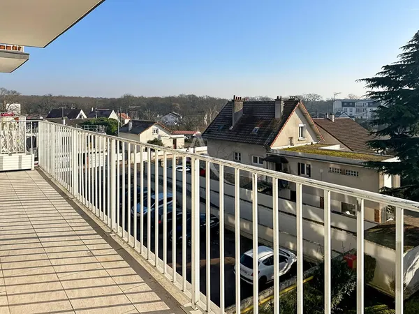 Σαλόνι; ξύλινο πάτωμα, φυσικό φως, μοντέρνο στυλ, ψηλά ταβάνια