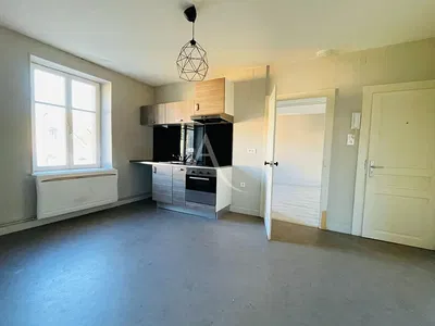 Wohnzimmer; holzboden, tageslicht, moderner stil, hohe decken