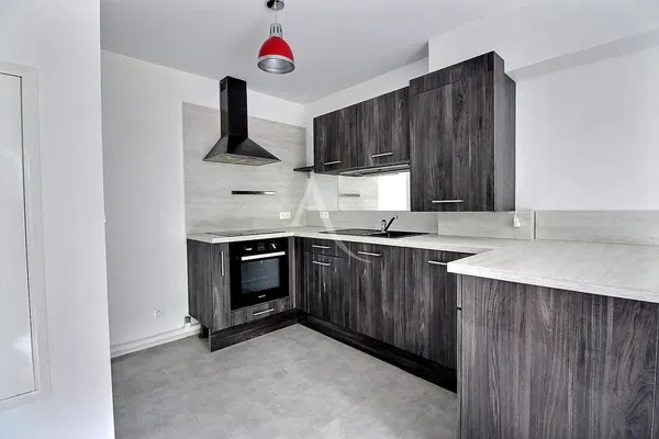 Dnevna soba; drveni pod, prirodno svjetlo, moderni stil, visoki plafoni