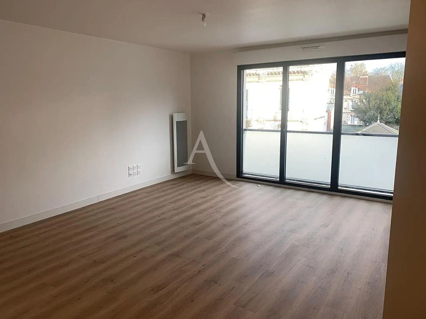 Σαλόνι; ξύλινο πάτωμα, φυσικό φως, μοντέρνο στυλ, ψηλά ταβάνια