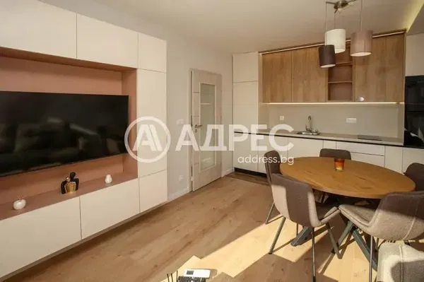 Wohnzimmer; holzboden, tageslicht, moderner stil, hohe decken