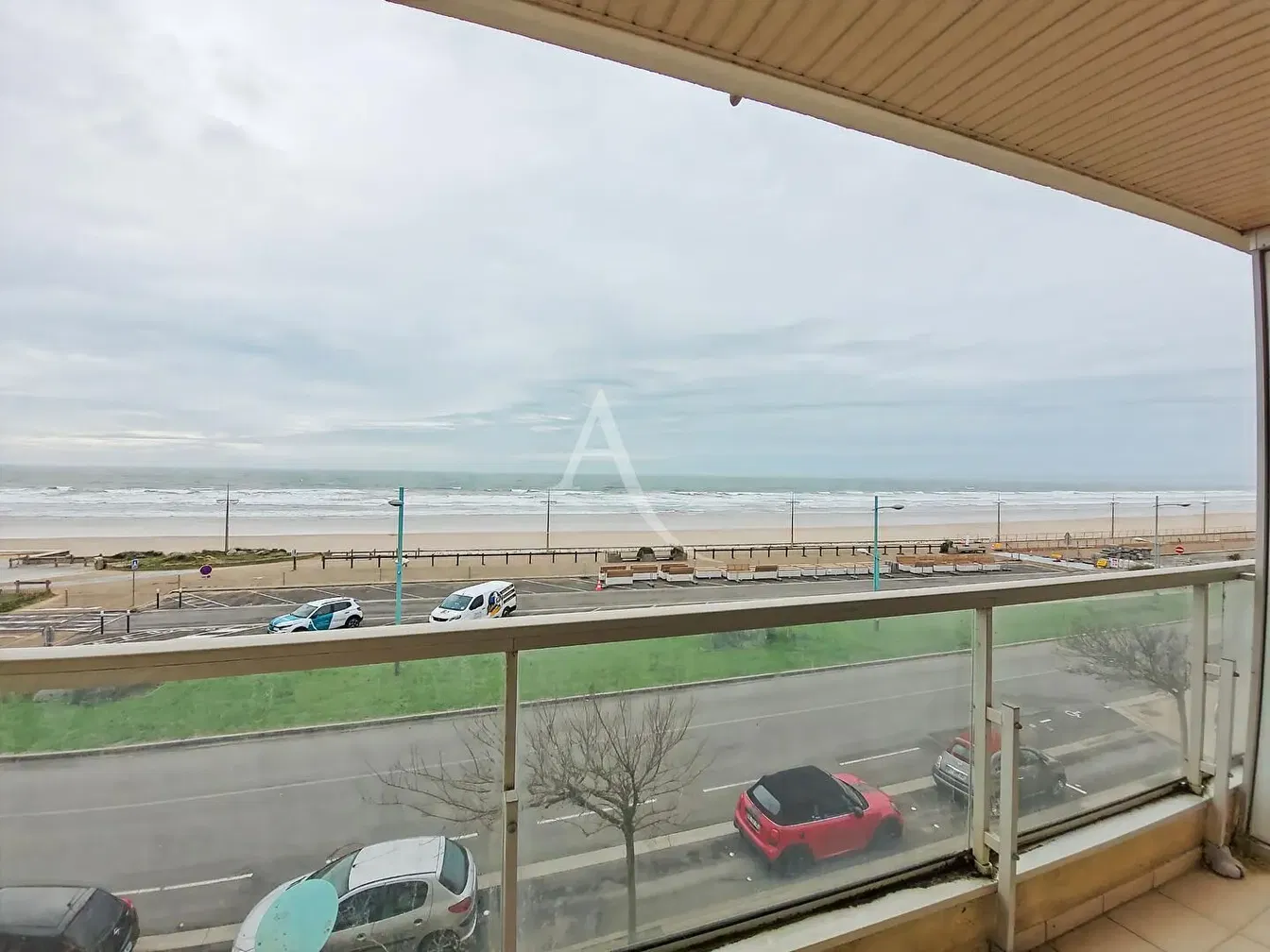 Salon; parquet, lumière naturelle, style moderne, hauteur sous plafond