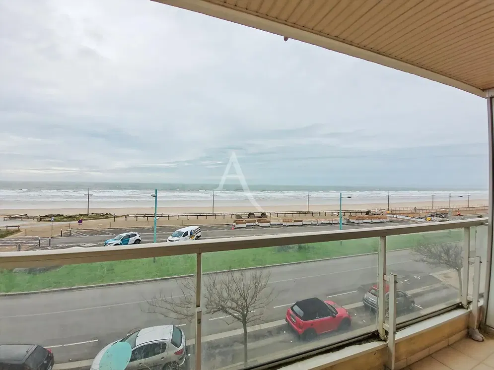 Salon; parquet, lumière naturelle, style moderne, hauteur sous plafond