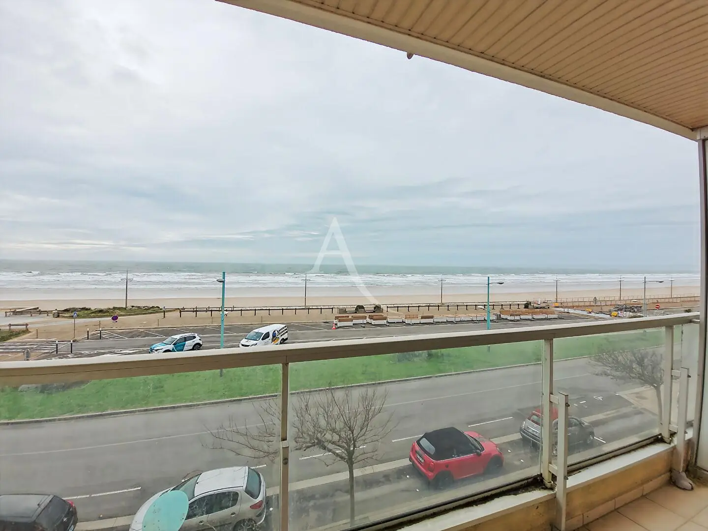 Σαλόνι; ξύλινο πάτωμα, φυσικό φως, μοντέρνο στυλ, ψηλά ταβάνια