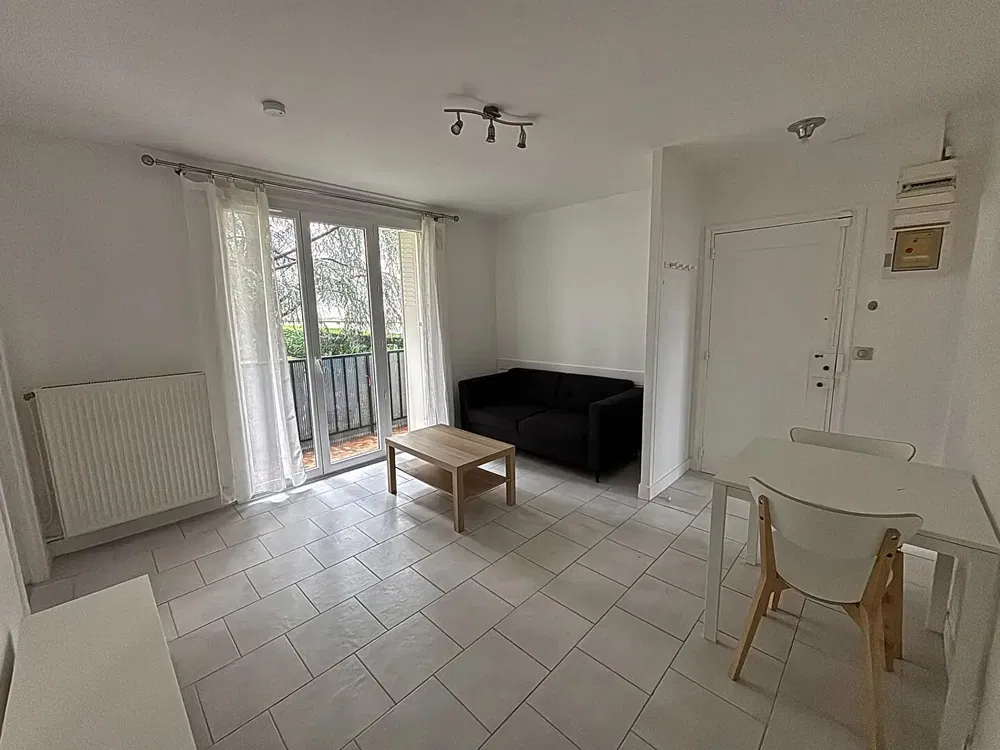 Σαλόνι; ξύλινο πάτωμα, φυσικό φως, μοντέρνο στυλ, ψηλά ταβάνια