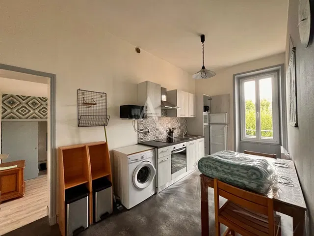 Cozinha; eletrodomésticos, chão de madeira, luz natural, estilo moderno, renovado