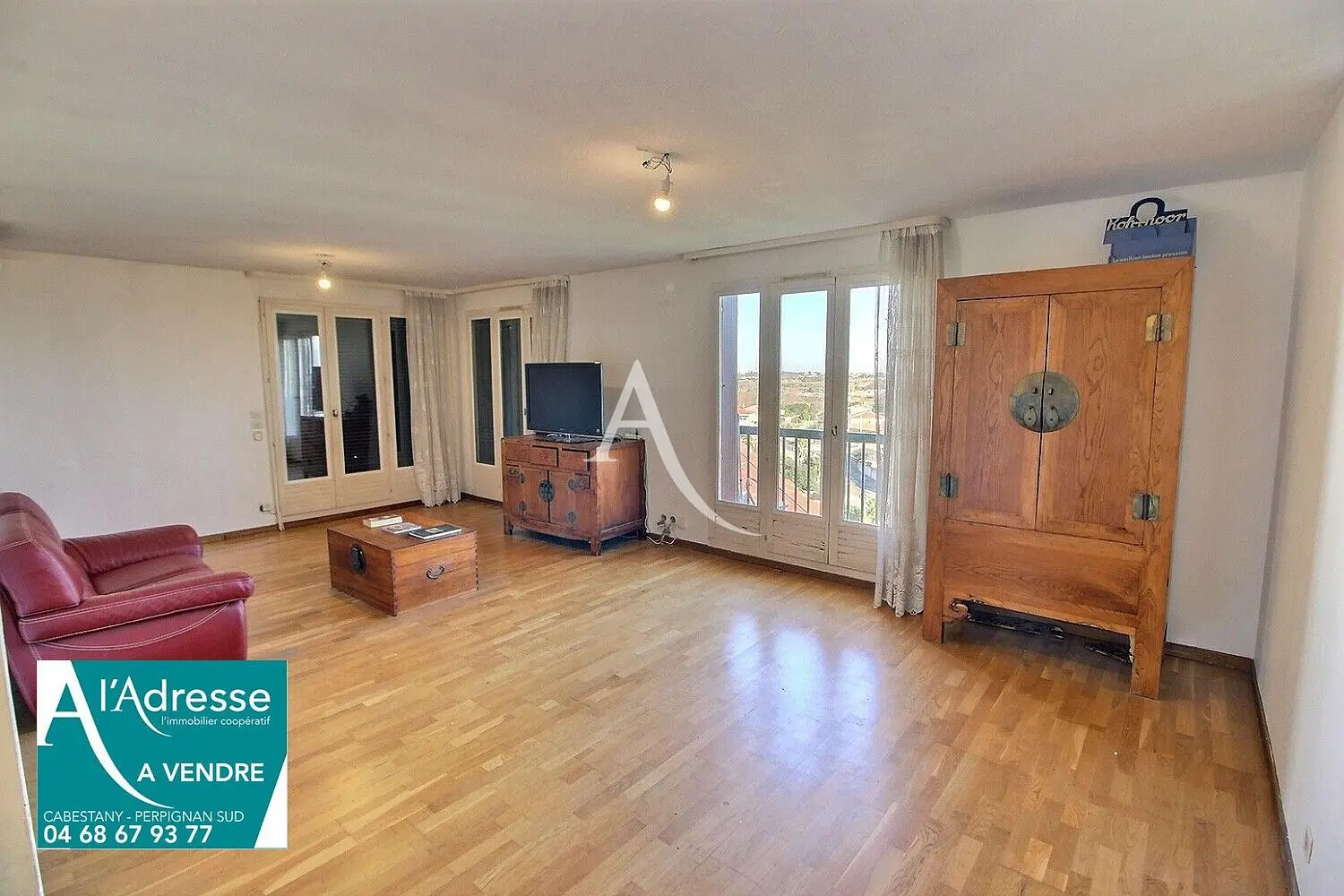 Woonkamer; houten vloer, natuurlijk licht, moderne stijl, hoge plafonds