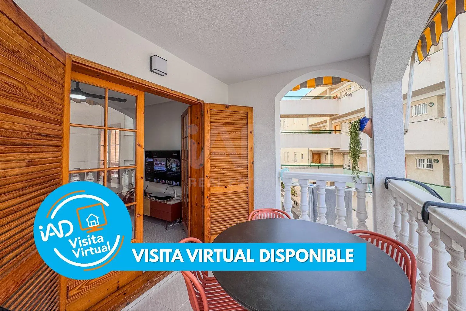 Salon; podłoga drewniana, światło dzienne, styl nowoczesny, wysokie sufity